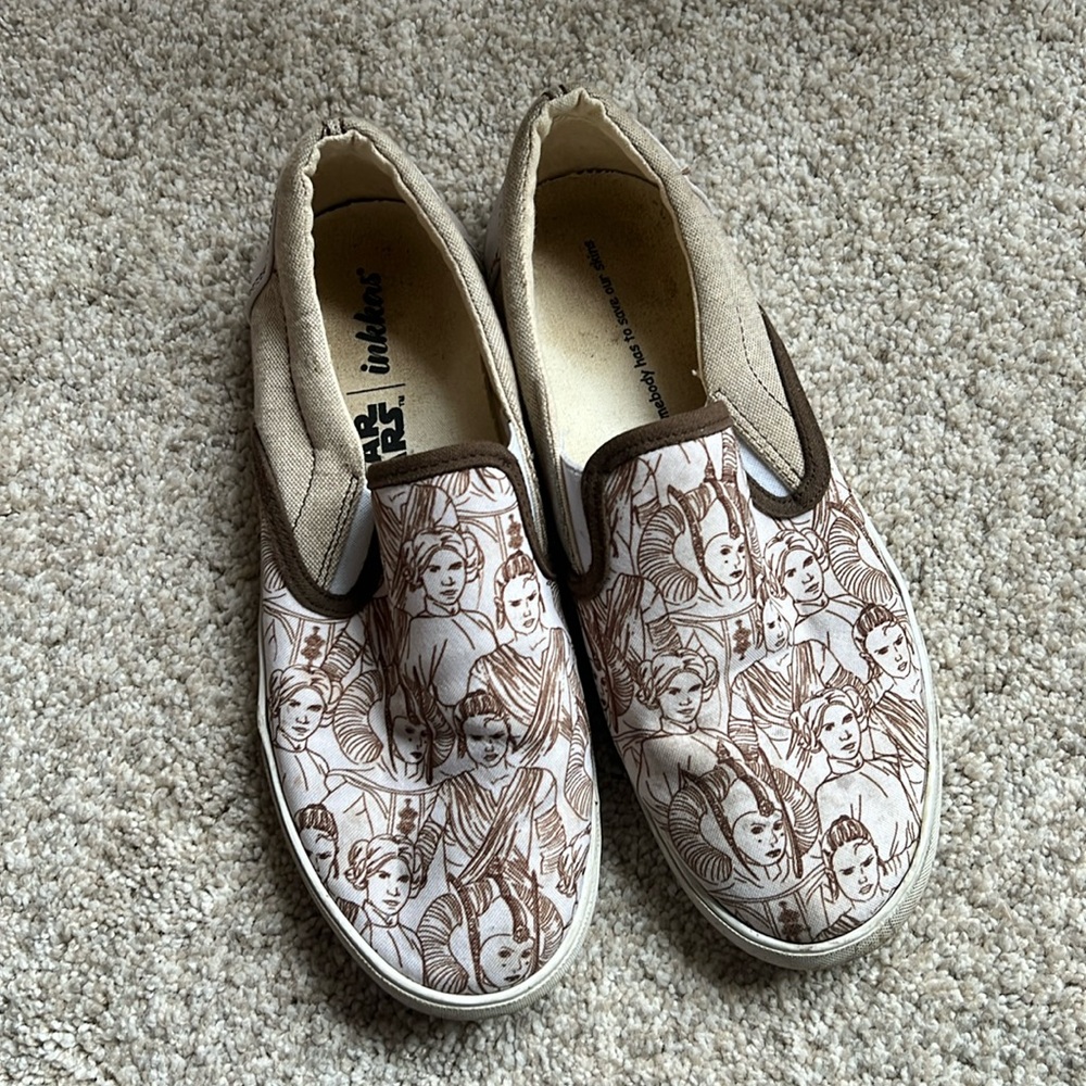 inkkas Beige & Brown Star Wars Slip-On Flats